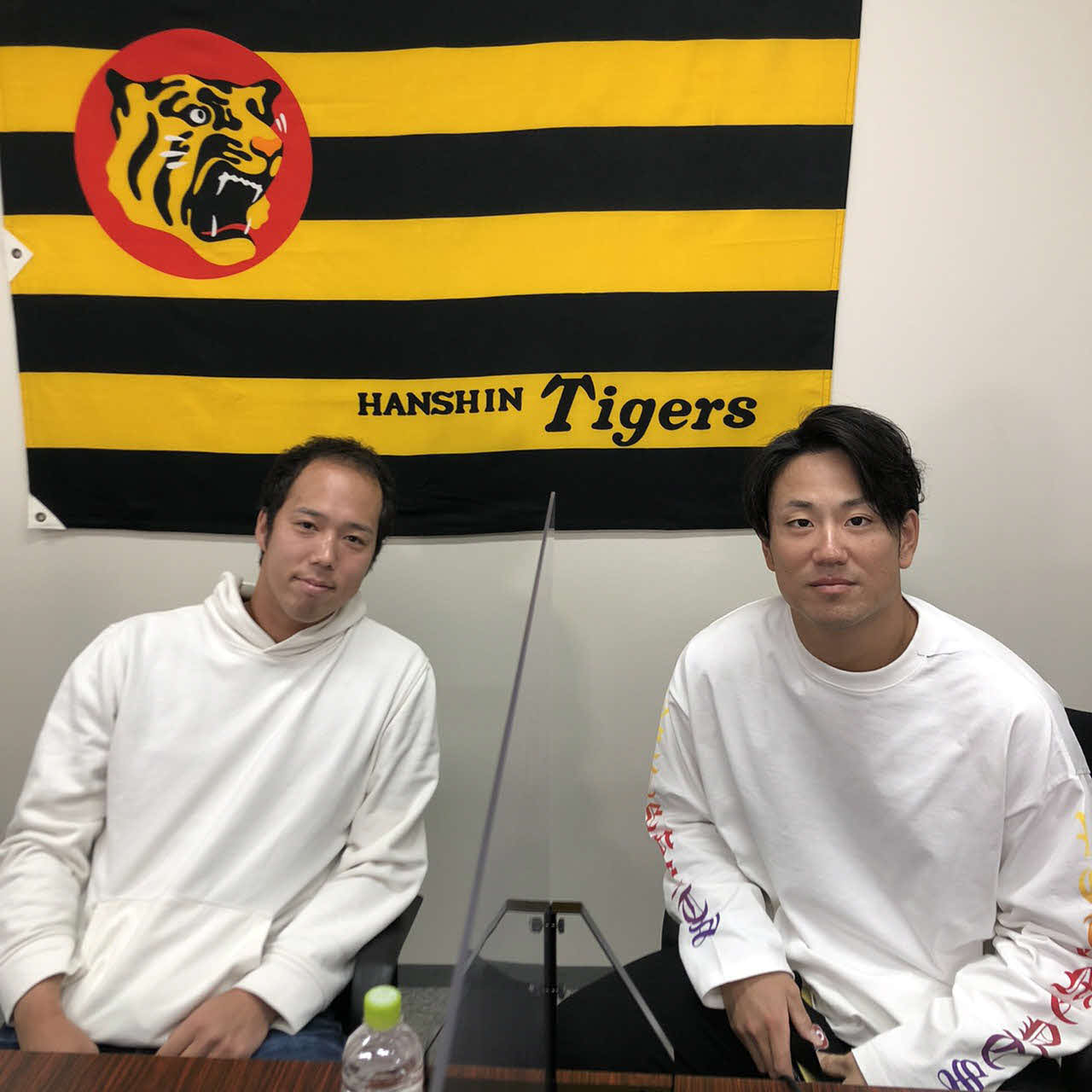 オンライントークショーを行った青柳（左）と中谷（球団提供）