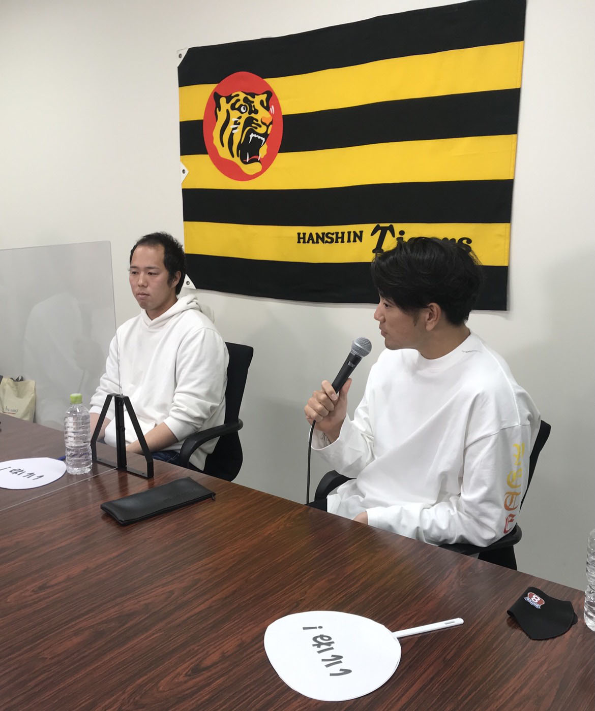 オンライントークショーを行った青柳（左）と中谷（球団提供）