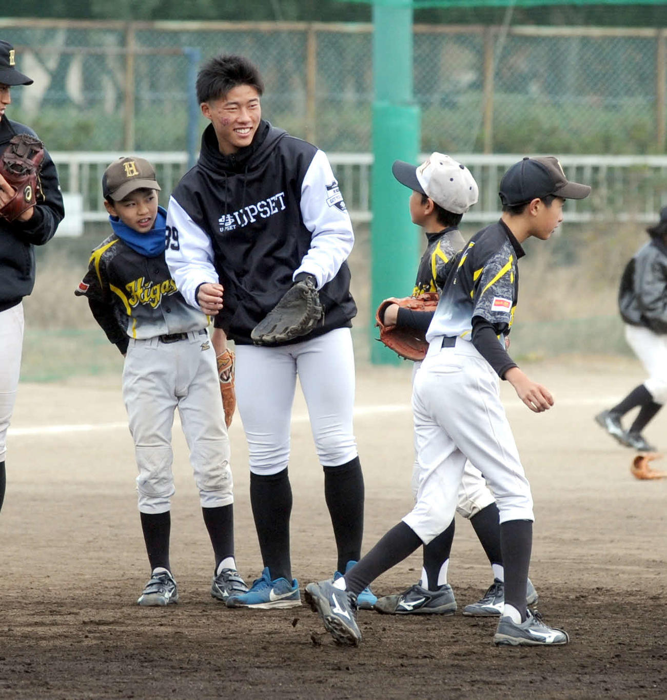 子どもとの会話で笑顔を見せる磐田東高の二俣（左から2人目）