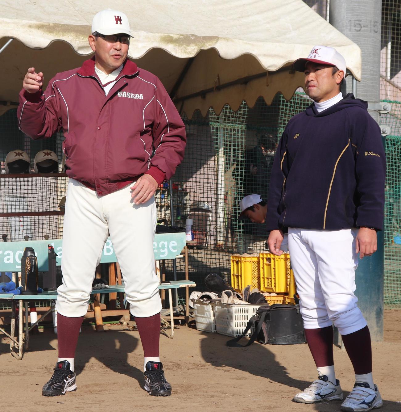 練習を一緒に見る早大・小宮山監督（左）と水戸一・木村監督（撮影・古川真弥）