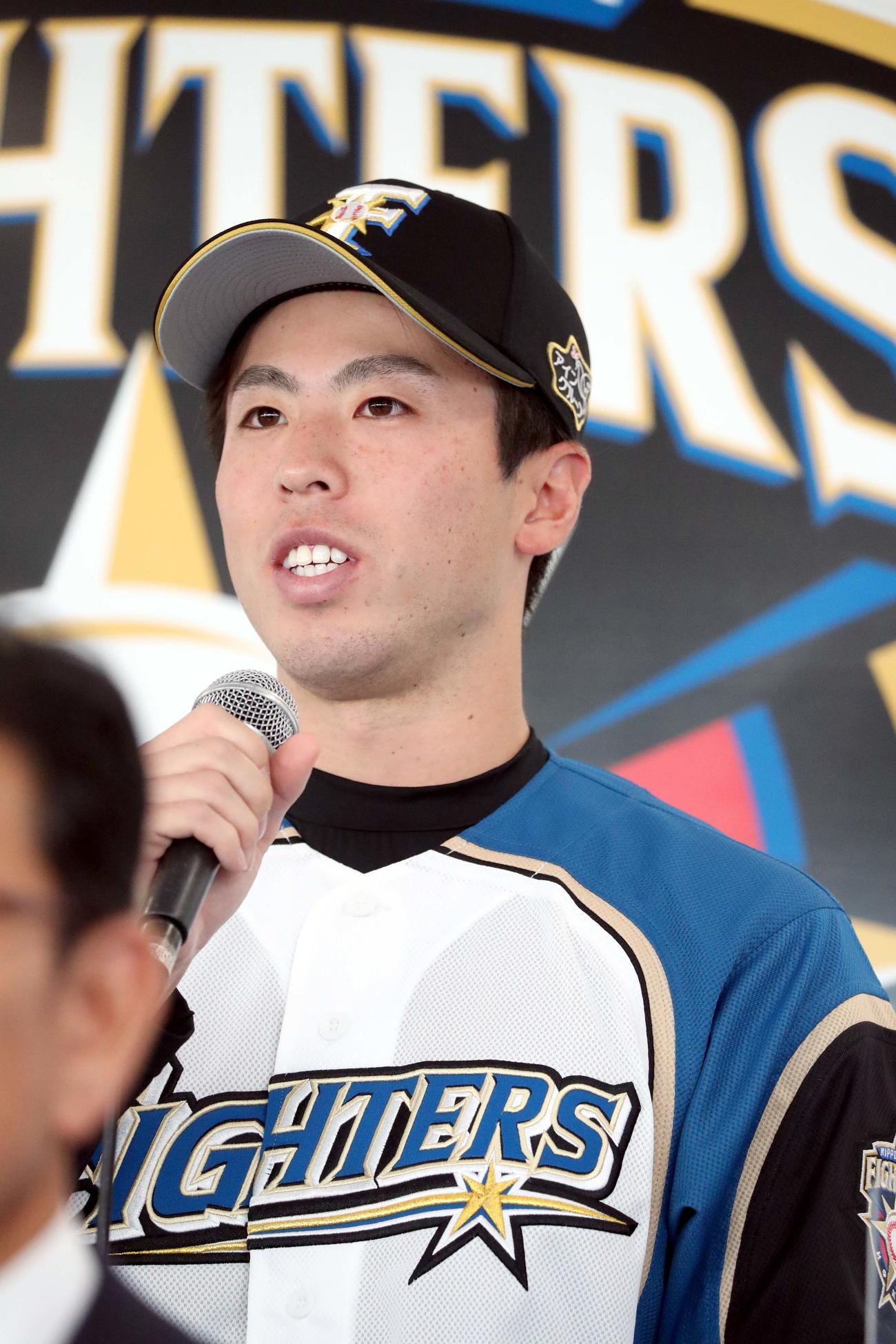 新入団選手発表会見で笑顔であいさつする日本ハム2位の五十幡（撮影・佐藤翔太）