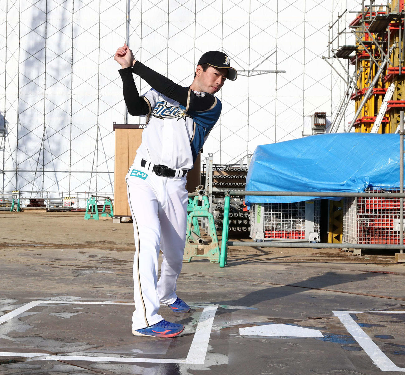 建設中の新球場の打席付近でスイングする日本ハム新入団の五十幡（撮影・黒川智章）