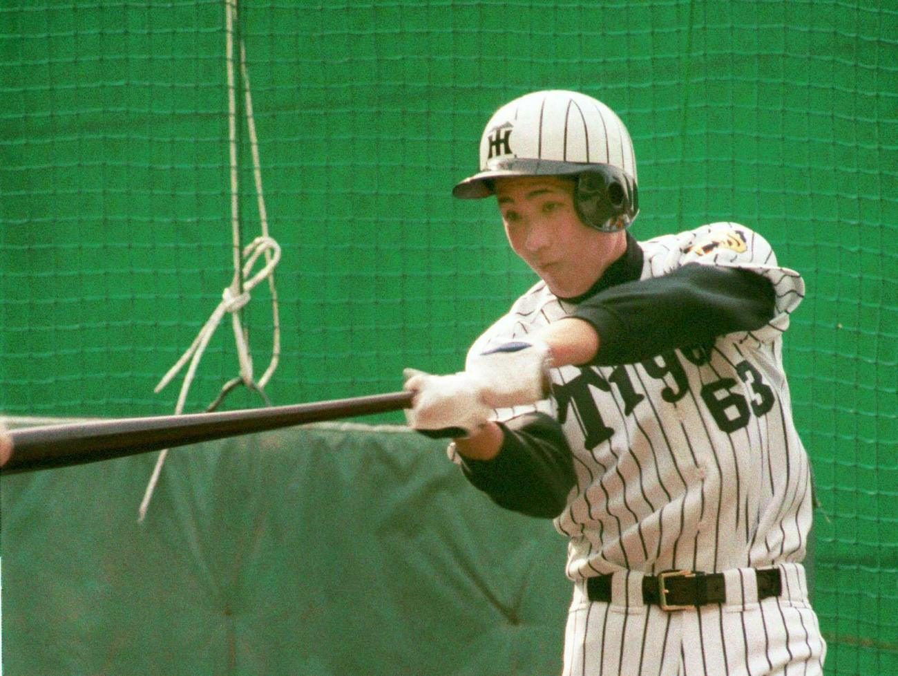 90年2月8日、初めてのキャンプで打撃練習する阪神新庄