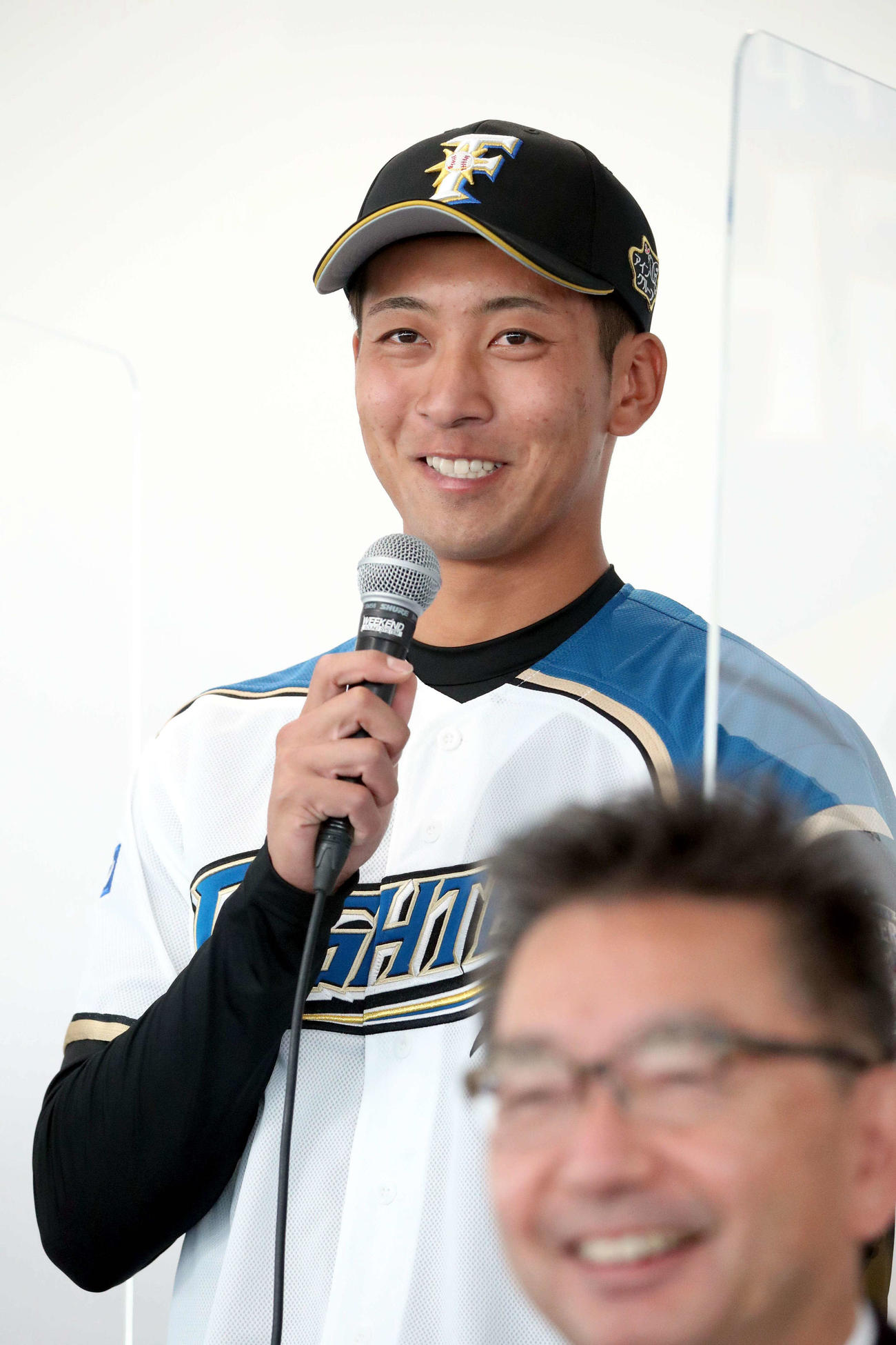 新入団選手発表会見で笑顔であいさつする日本ハム3位の古川（撮影・佐藤翔太）