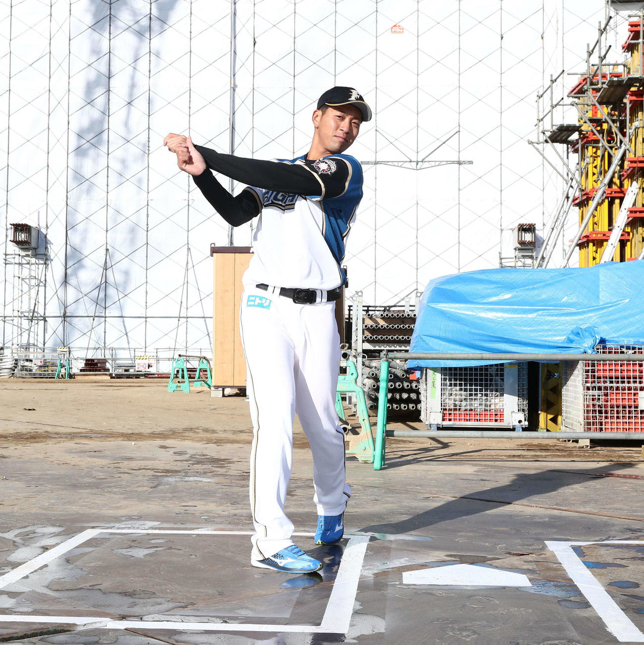 建設中の新球場の打席付近でスイングする日本ハム新入団の古川（撮影・黒川智章）