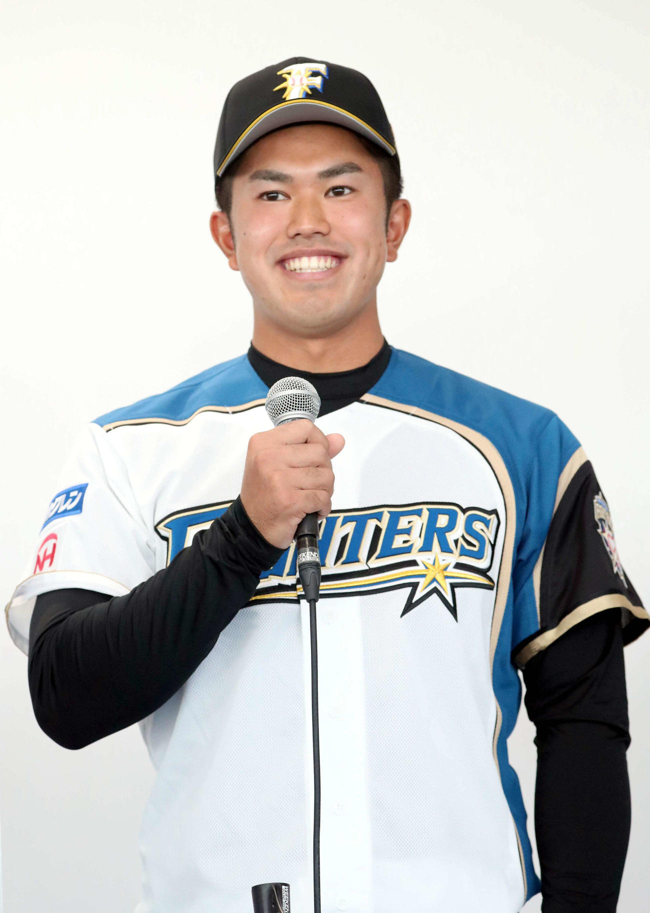 新入団選手発表会見で笑顔であいさつする日本ハム6位の今川（撮影・佐藤翔太）