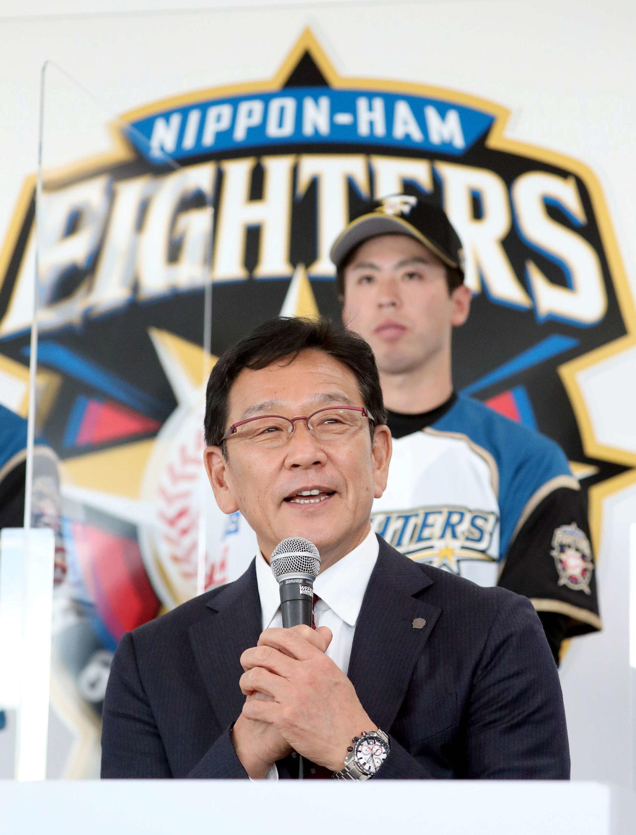 日本ハム新入団選手発表会見で笑顔であいさつする栗山監督（撮影・佐藤翔太）