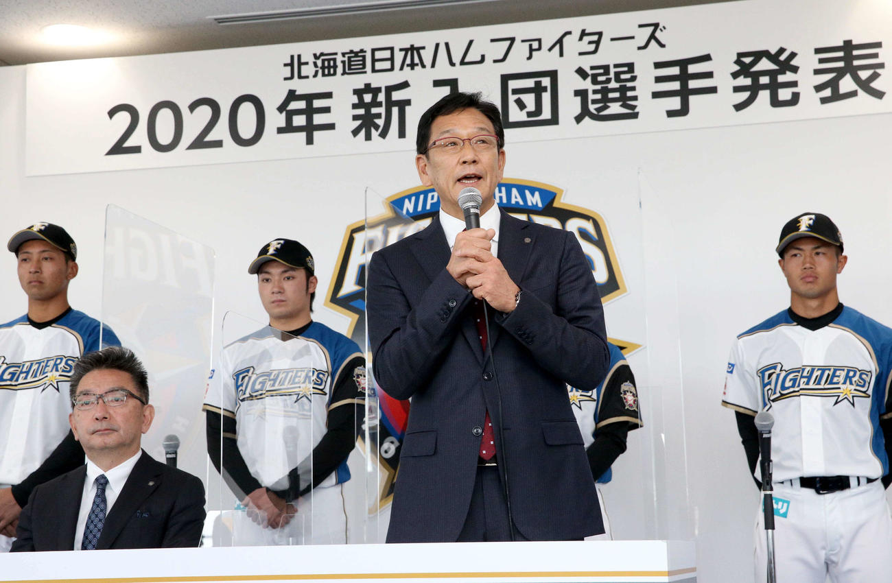 日本ハム新入団選手発表会見で笑顔であいさつする栗山監督（撮影・佐藤翔太）