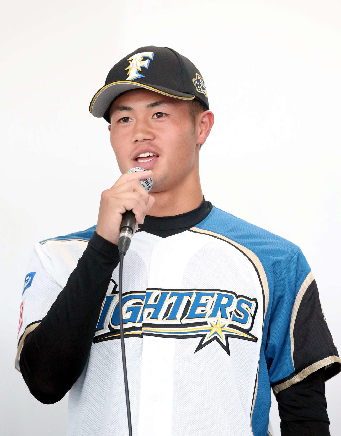 新入団選手発表会見で笑顔であいさつする日本ハム4位の細川（撮影・佐藤翔太）