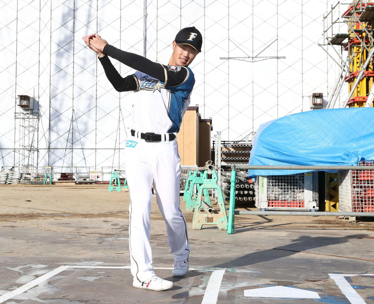 建設中の新球場の打席付近でスイングする日本ハム新入団の細川（撮影・黒川智章）