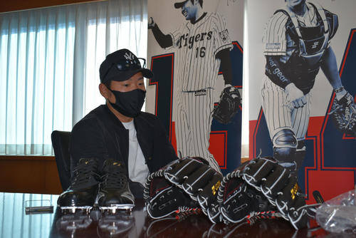 阪神西勇輝「長く投げられる」軽量スパイクに好感触 - プロ野球写真