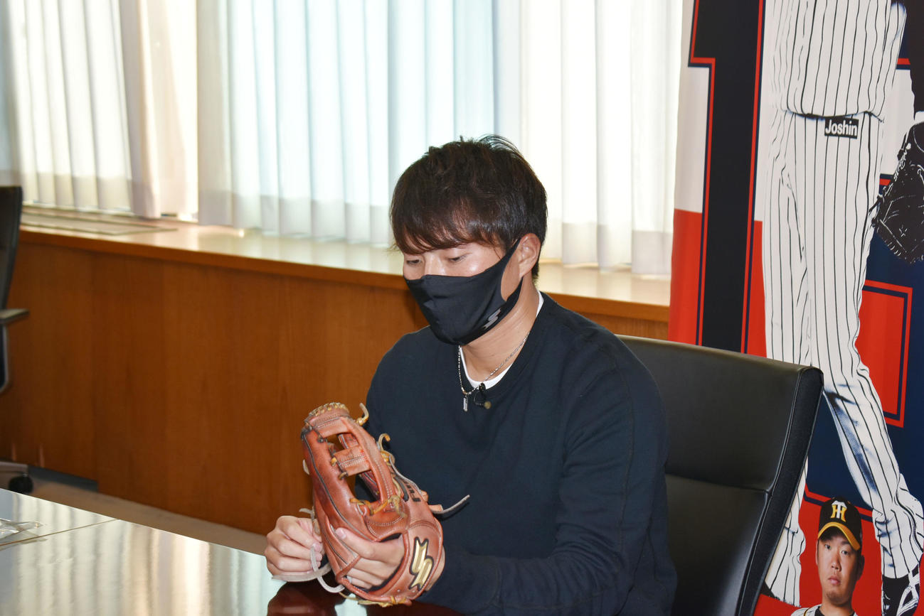 SSKを訪れグラブを手にする北條（SSK提供）