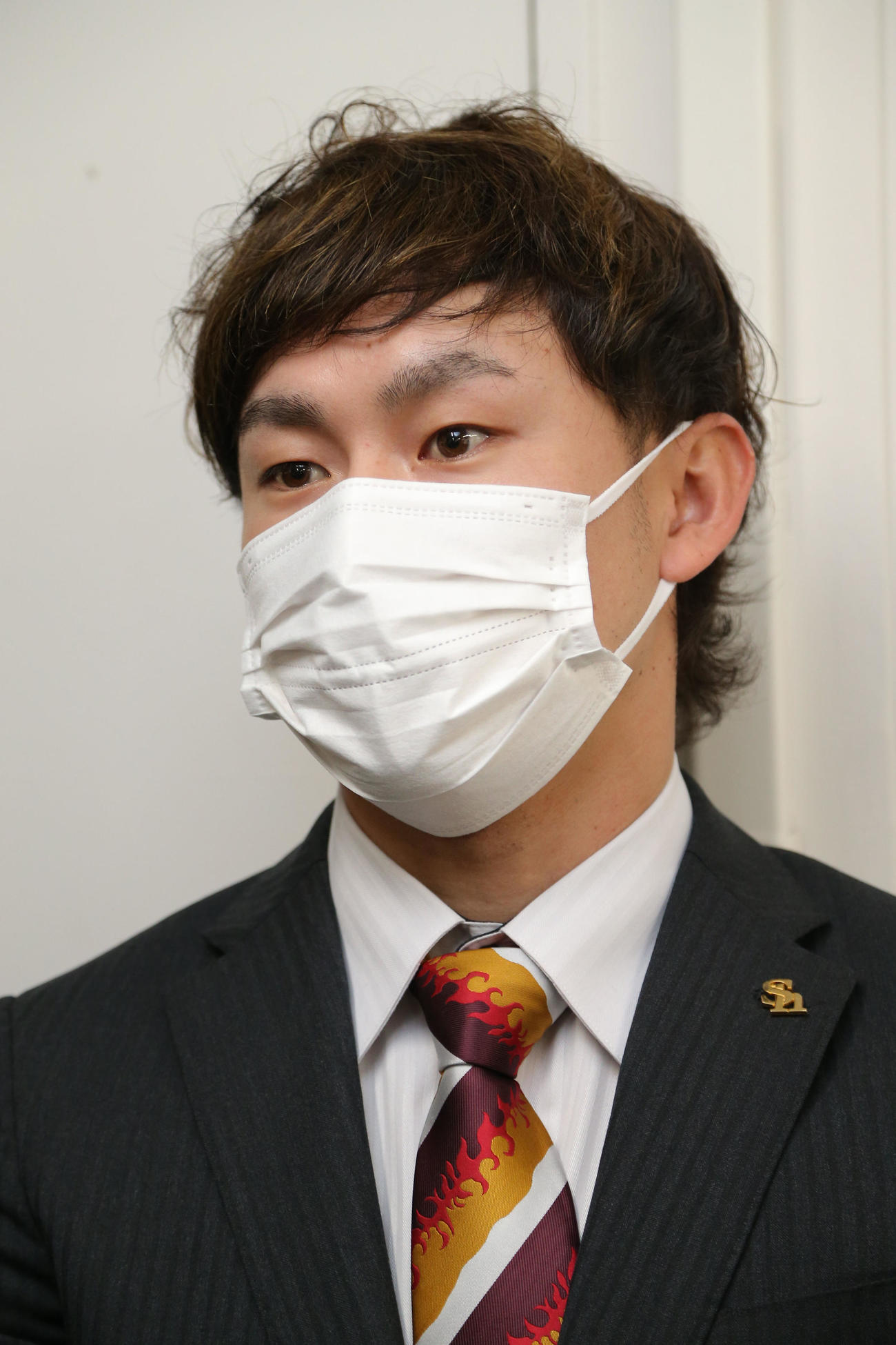 契約更改で保留したソフトバンク牧原大成は報道陣の質問に応える（撮影・現場代表）