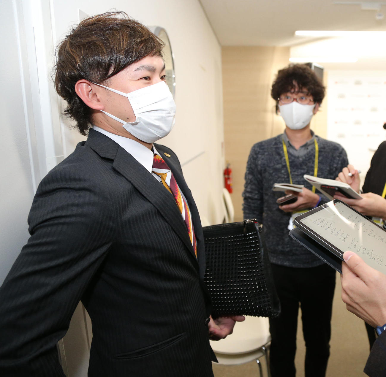 契約更改で保留したソフトバンク牧原大成は報道陣の質問に応える（撮影・現場代表）