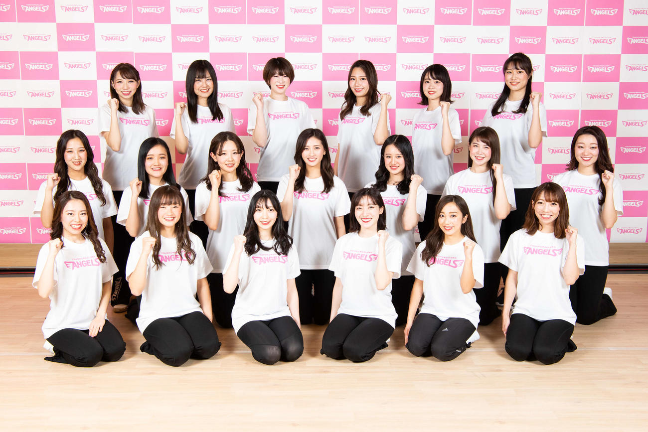 「東北ゴールデンエンジェルス2021」メンバー。前列左からHITOMI、RENA、REINA、KANO、SAYANO、MARI、中列左からMOEKO、HARUKA、AIMI、MIKU、KURUMI、HOZUMI、NANA、後列左からCHINAMI、YUKI、HONOKA、KIMIKA、HONO、AYAKA（球団提供）