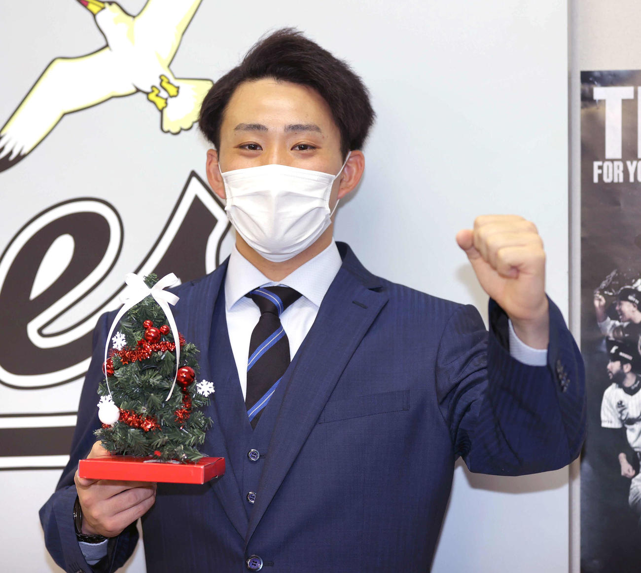 倍増したロッテ小島はクリスマスツリーを手にガッツポーズ（代表撮影）