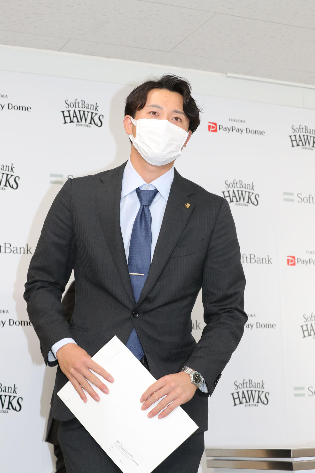 大幅ダウンで契約更改を終えた高橋純平は会見を終え引きあげる（撮影・梅根麻紀）