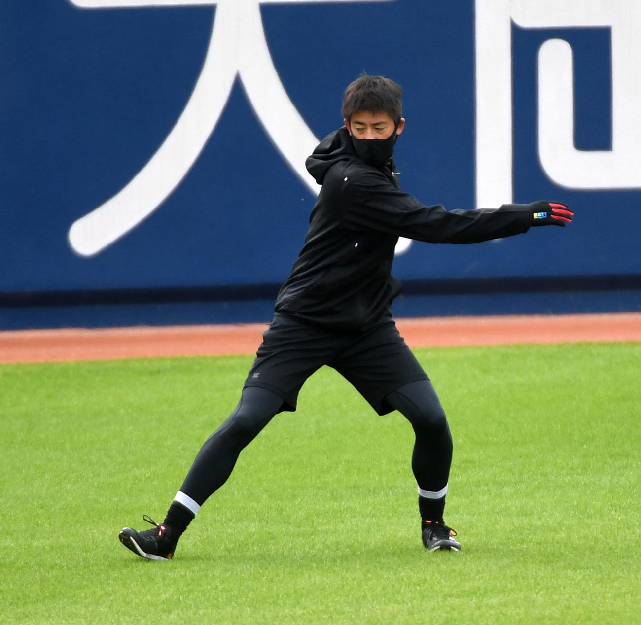外野で自主トレを行う能見（撮影・前岡正明）