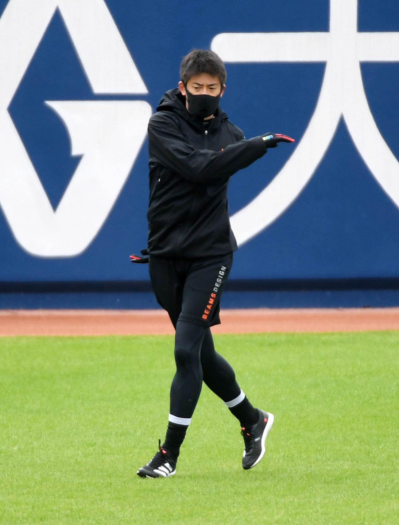 外野で自主トレを行う能見（撮影・前岡正明）