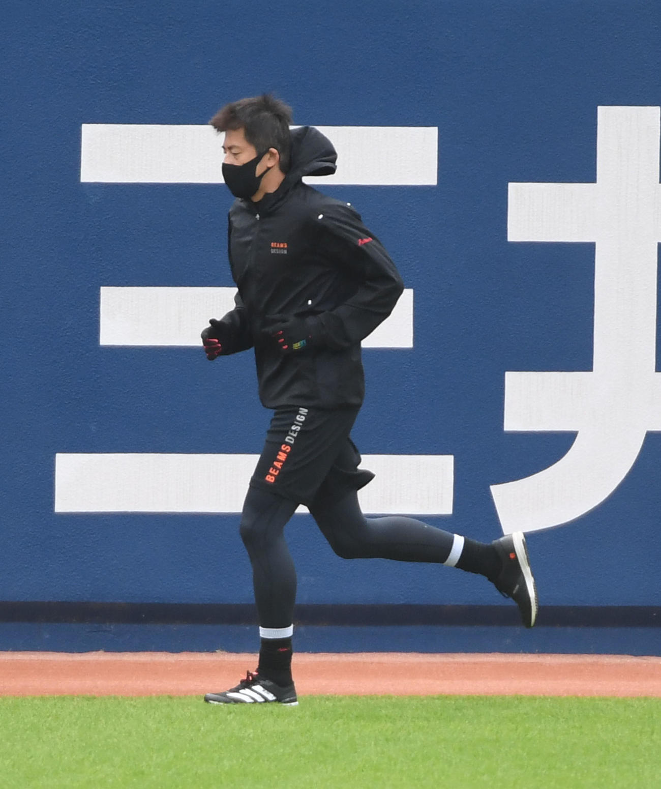 自主トレで外野を走る能見（撮影・前岡正明）