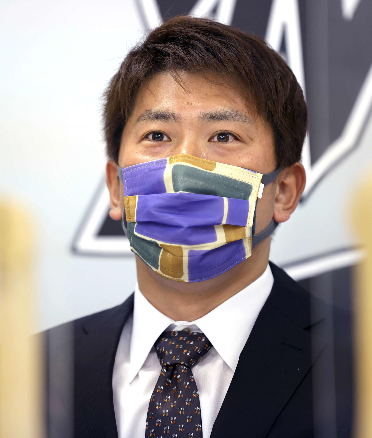 契約更改し会見するロッテ角中（代表撮影）
