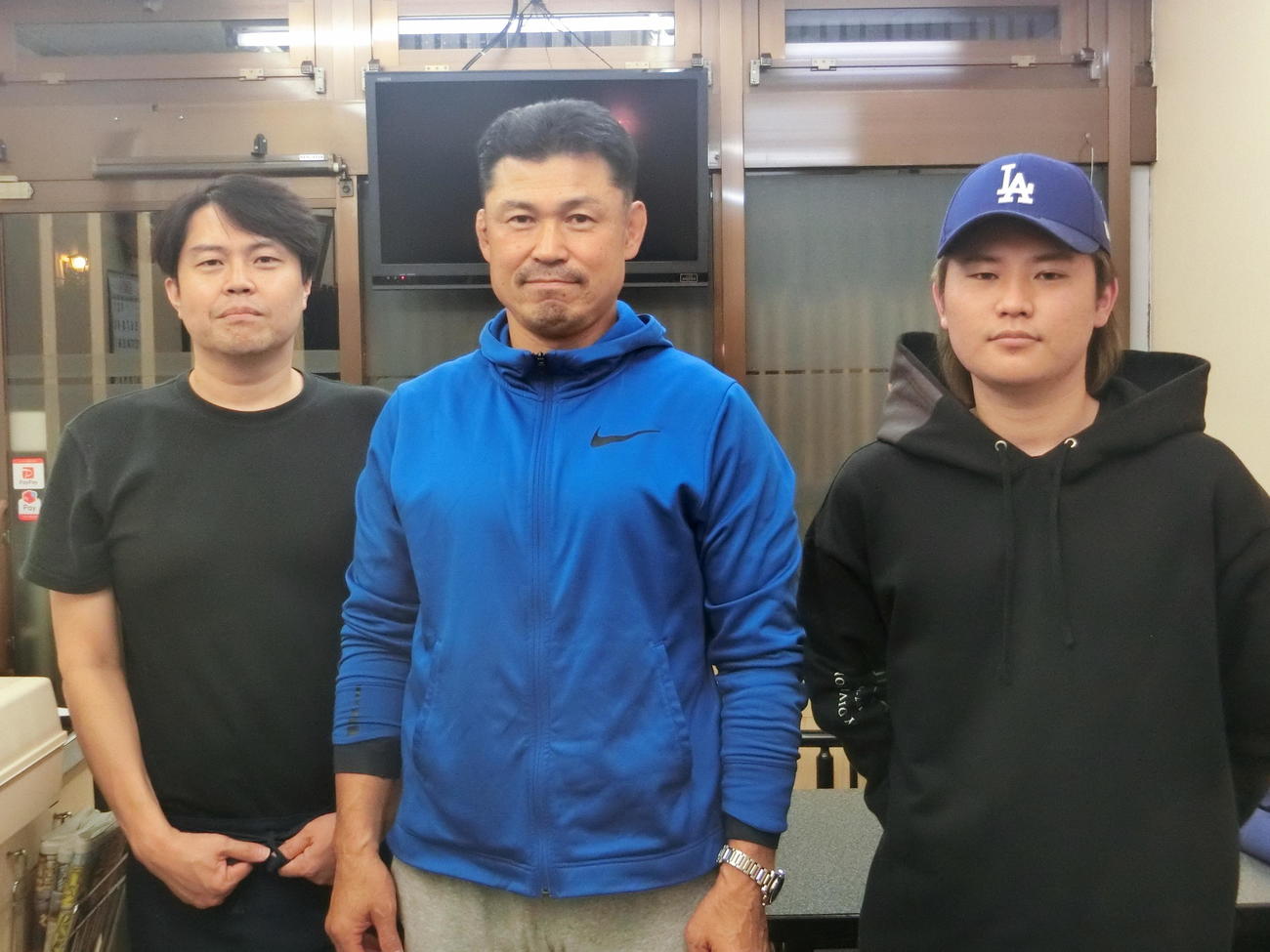 阪神佐藤輝の父博信さん（中央）、左はうどん屋「はづき」店主の高取君己さん、右は佐藤輝の同級生で高取さんの息子真祥さん