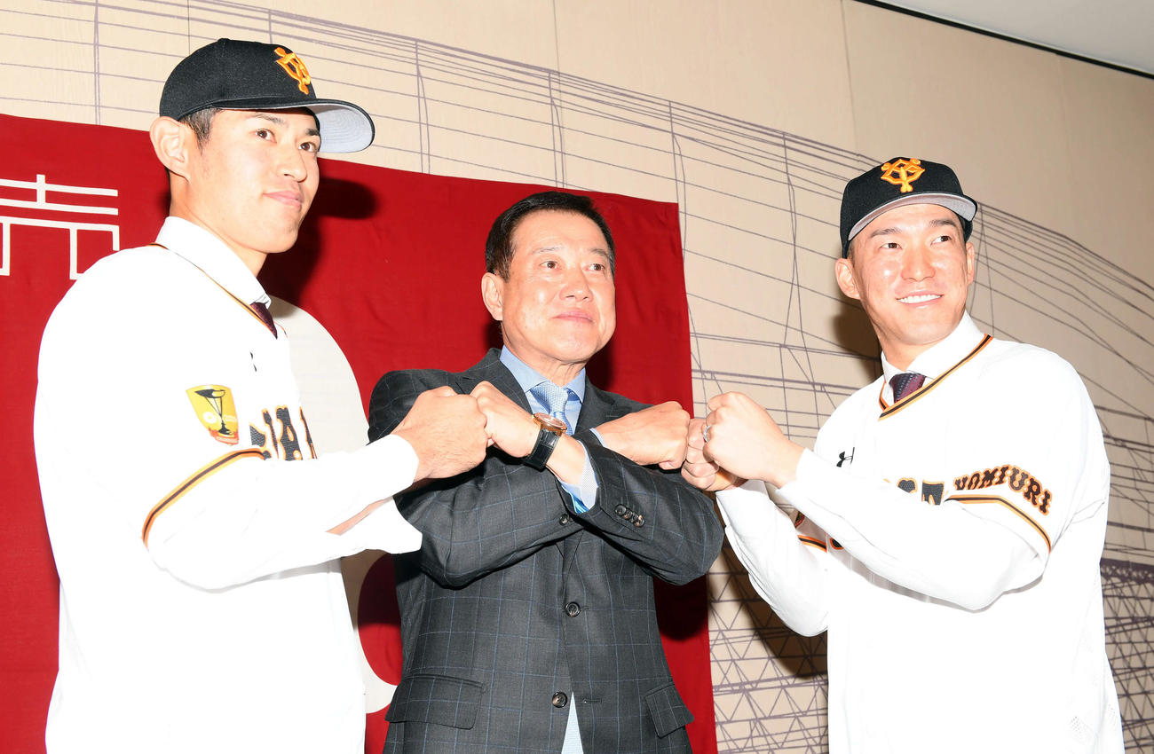 巨人の入団会見で原監督（中央）と笑顔を見せる井納翔（左）と梶谷（撮影・たえ見朱実）