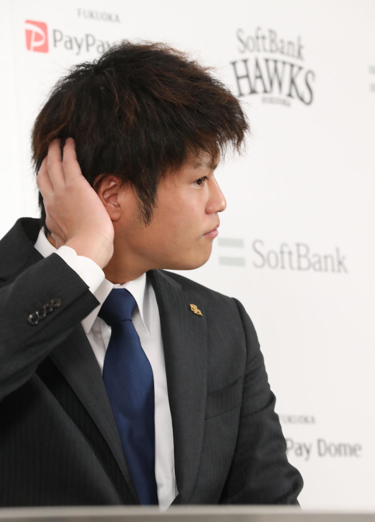 ダウン提示で契約更改を終えた甲斐野央は会見で話をする（撮影・梅根麻紀）