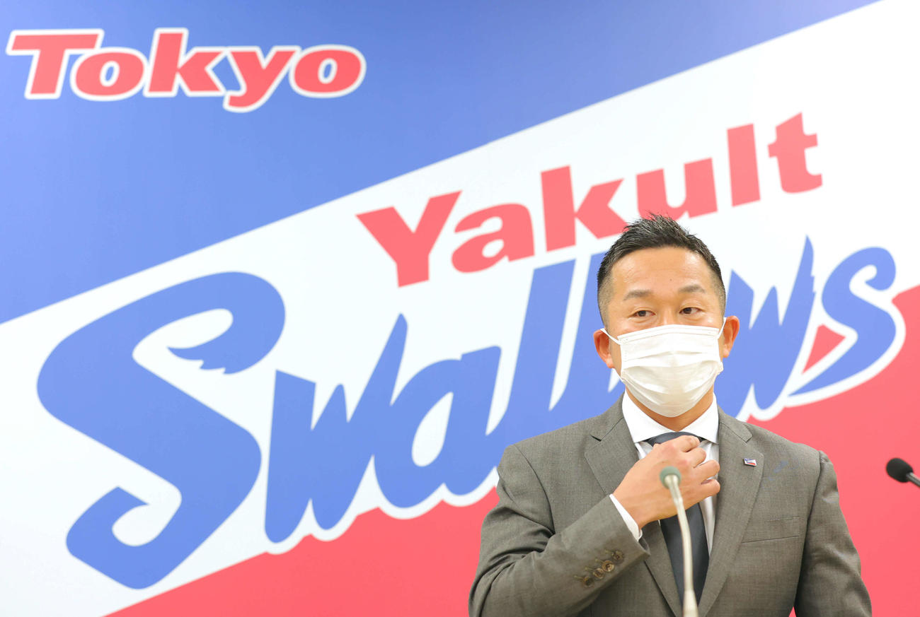 更改を終え、会見に臨むヤクルト石川（代表撮影）