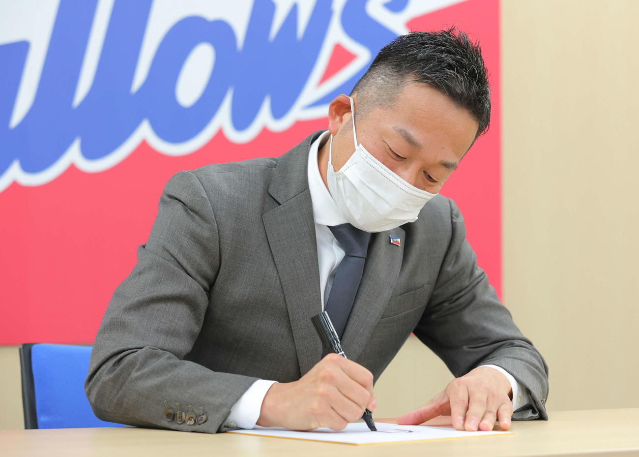 自身の「今年の漢字」を色紙に記入するヤクルト石川（代表撮影）