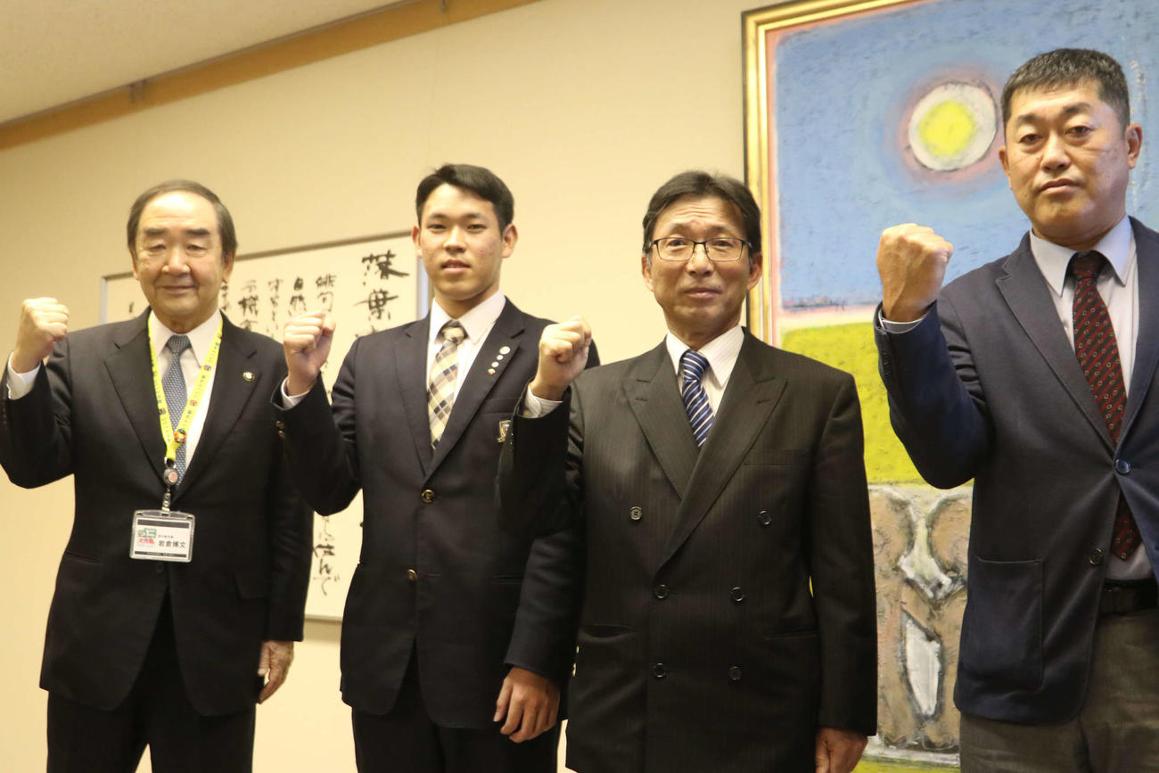苫小牧市役所を表敬訪問し記念撮影に応じる日本ハムドラフト5位の根本（左から2人目）、左から順に岩倉苫小牧市長、苫小牧中央・山口校長、苫小牧中央・渡辺監督（撮影・山崎純一）
