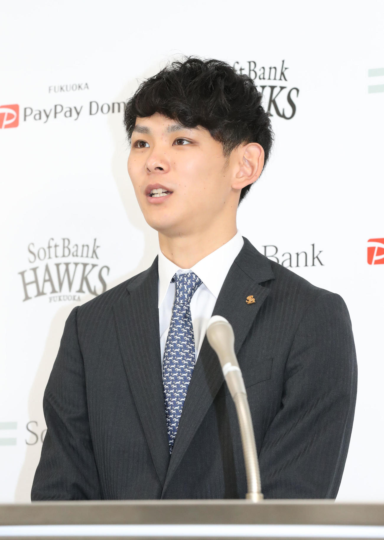 大幅アップで契約更改を終えた泉圭輔は報道陣の質問にこたえる（撮影・梅根麻紀）