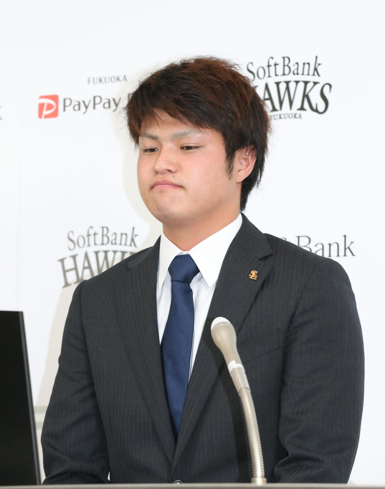 ダウン提示で契約更改を終えた甲斐野央は会見で話をする（撮影・梅根麻紀）