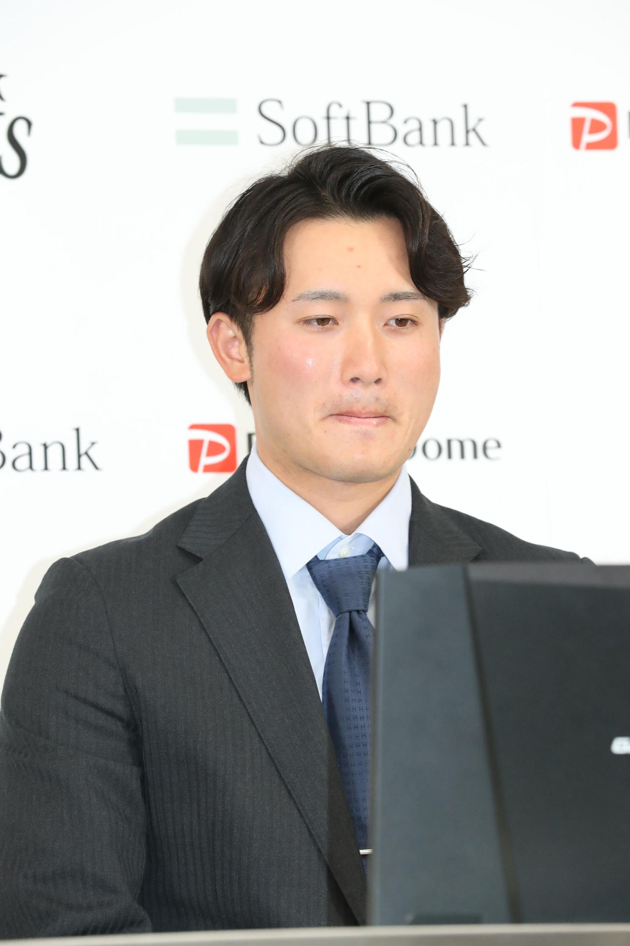 大幅ダウンで契約更改を終えた高橋純平は会見に話をする（撮影・梅根麻紀）