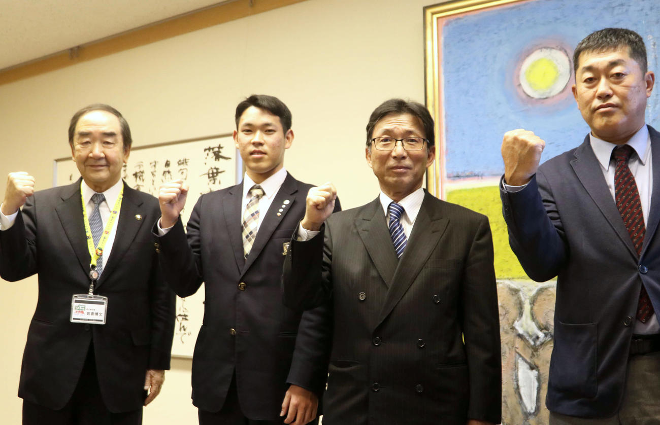 苫小牧市役所を表敬訪問し記念撮影に応じる日本ハムドラフト5位の根本（左から2人目）、左から順に岩倉苫小牧市長、苫小牧中央・山口校長、苫小牧中央・渡辺監督（撮影・山崎純一）