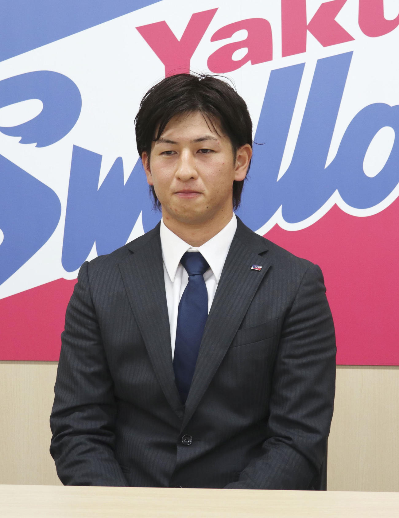 ヤクルトと育成契約を結び、取材に応じる小沢怜史投手（共同）