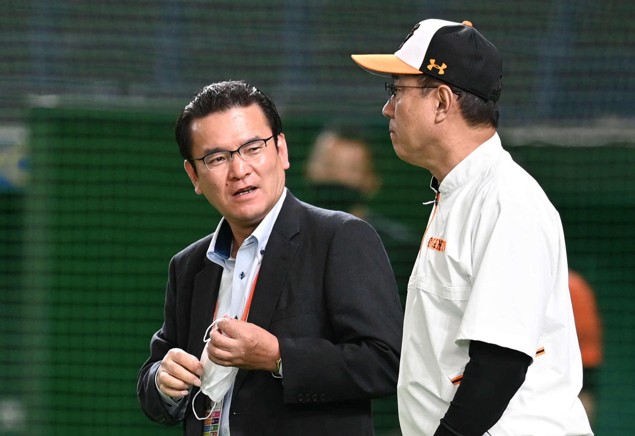 原監督と話す大塚編成本部長（2020年8月28日撮影）