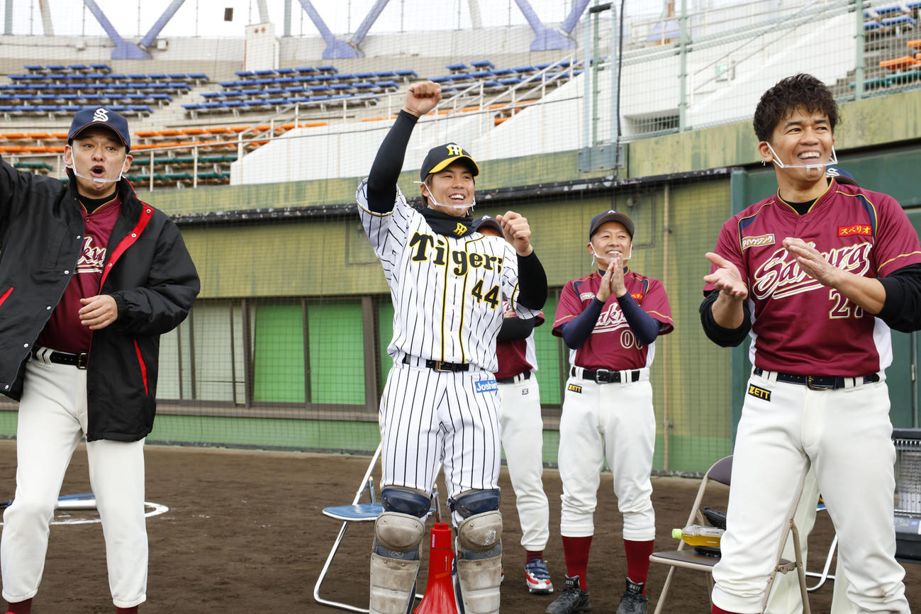 「こやぶるSPORTS大忘年会SP（仮称）」の収録に参加する梅野（中央）（カンテレ提供）