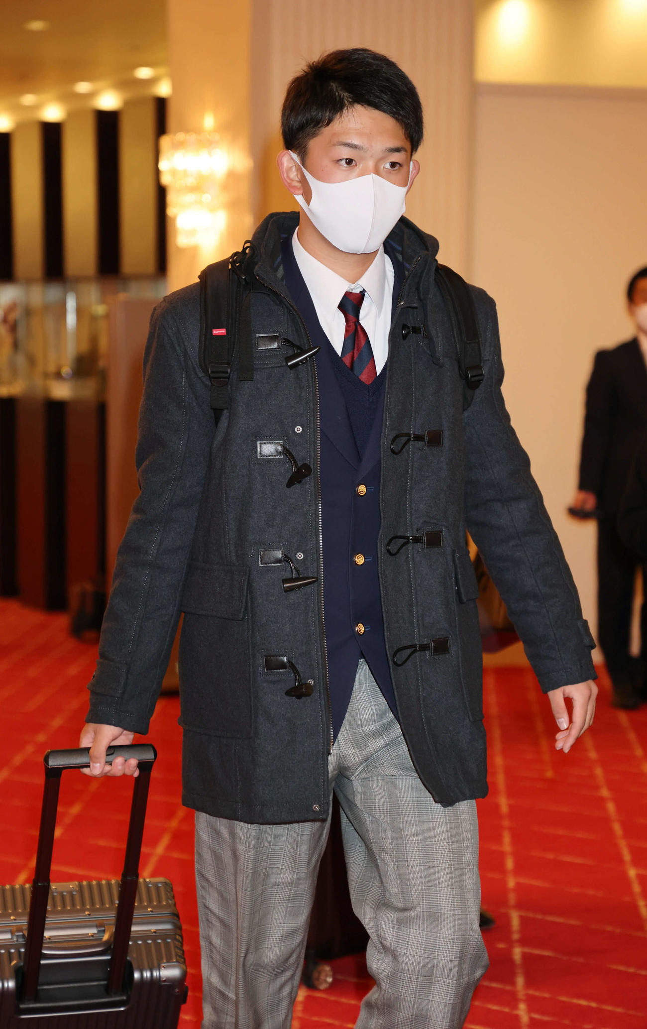 広島入りしたドラフト4位の小林（撮影・加藤孝規）