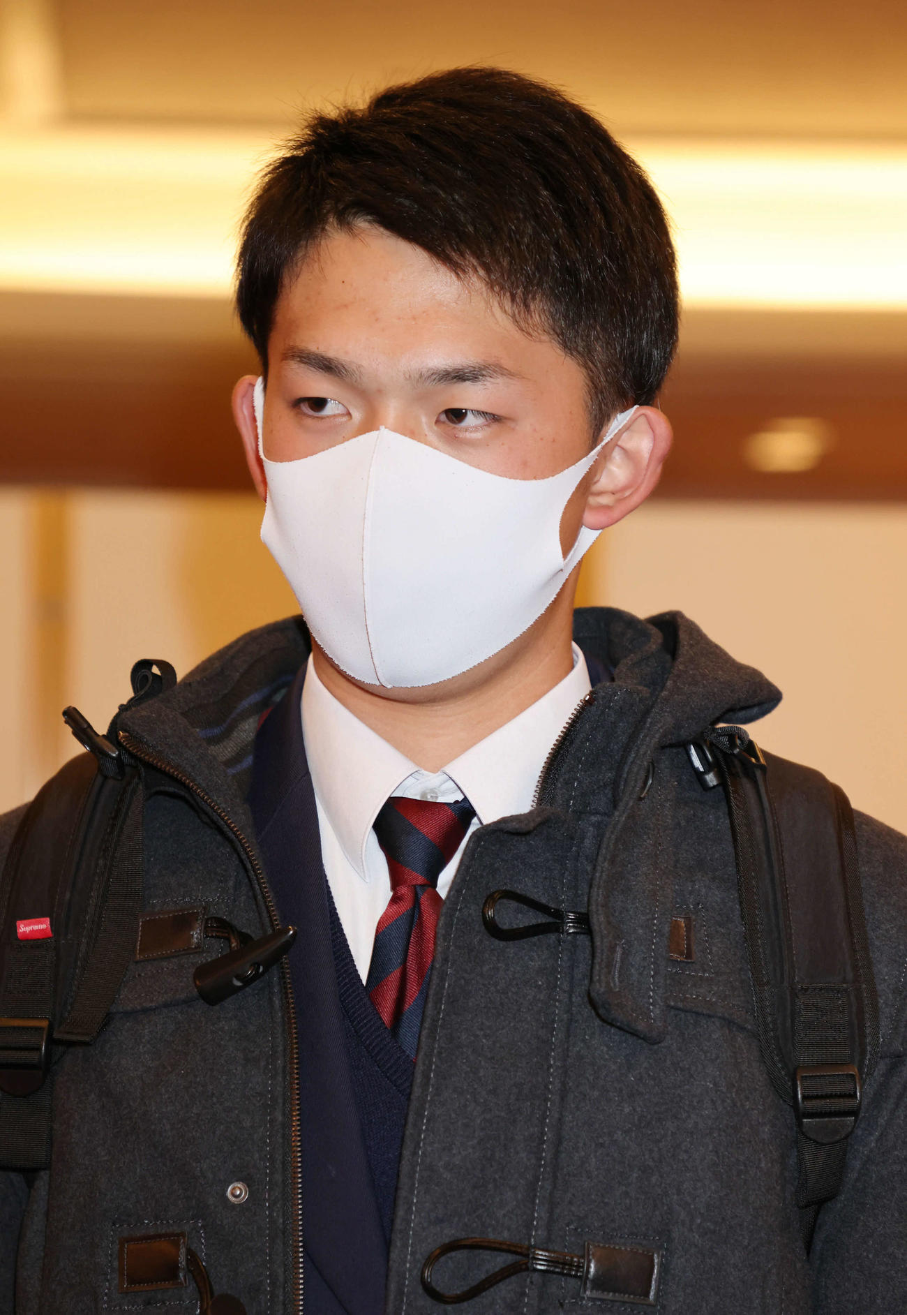 広島入りしたドラフト4位の小林（撮影・加藤孝規）