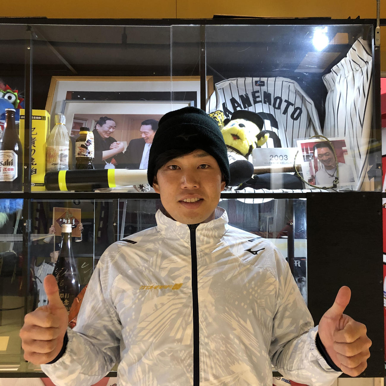 自主トレを公開しポーズを取る糸原（球団提供）