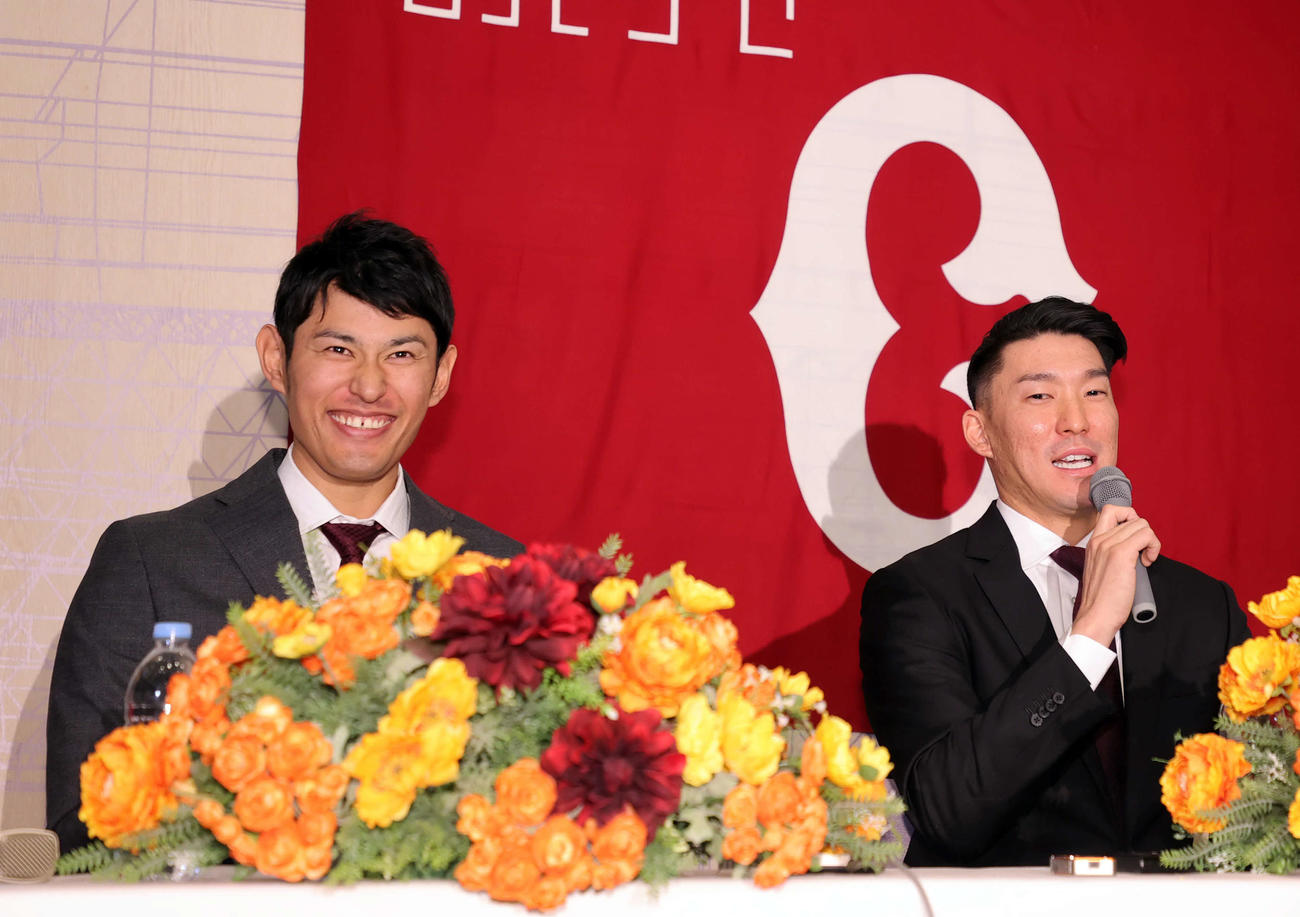 巨人の入団会見で笑顔を見せる井納（左）と梶谷