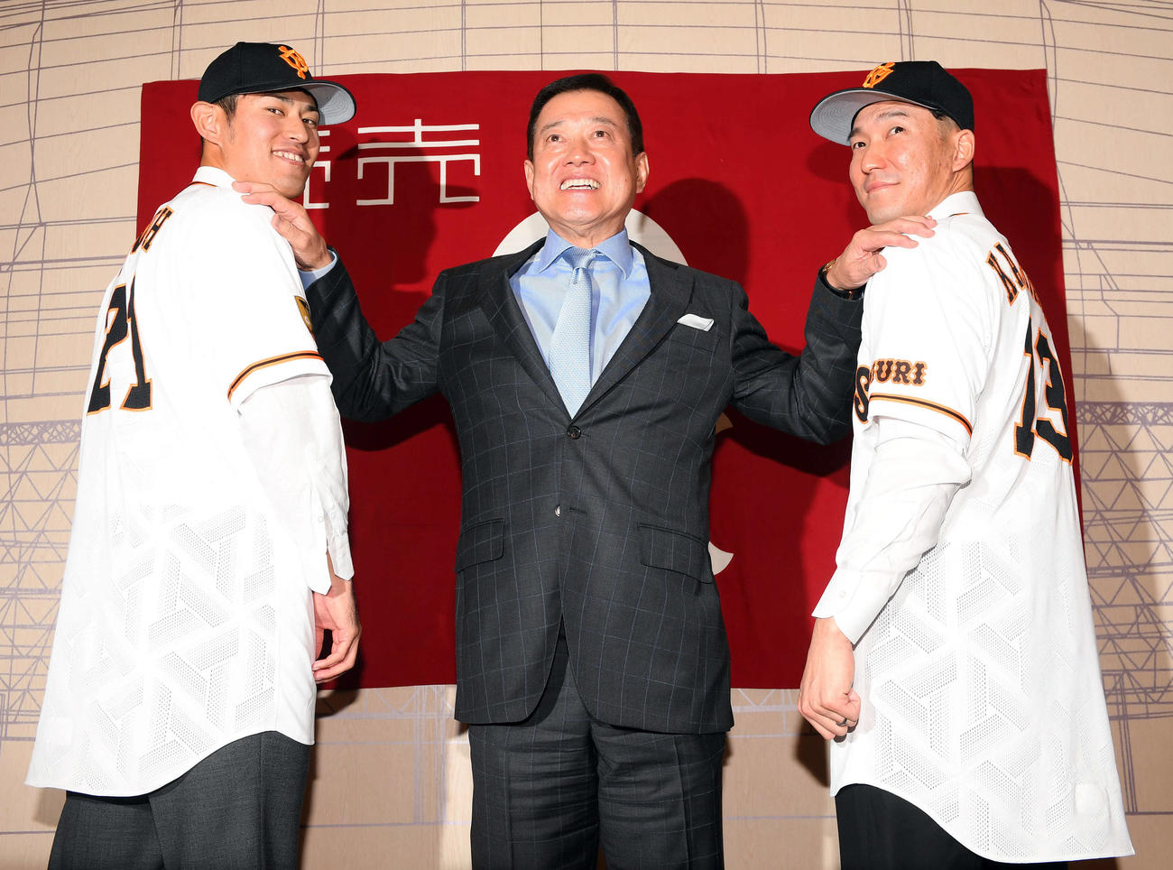 巨人の入団会見で原監督（中央）と笑顔を見せる背番号「21」の井納（左）と背番号「13」梶谷（撮影・たえ見朱実）
