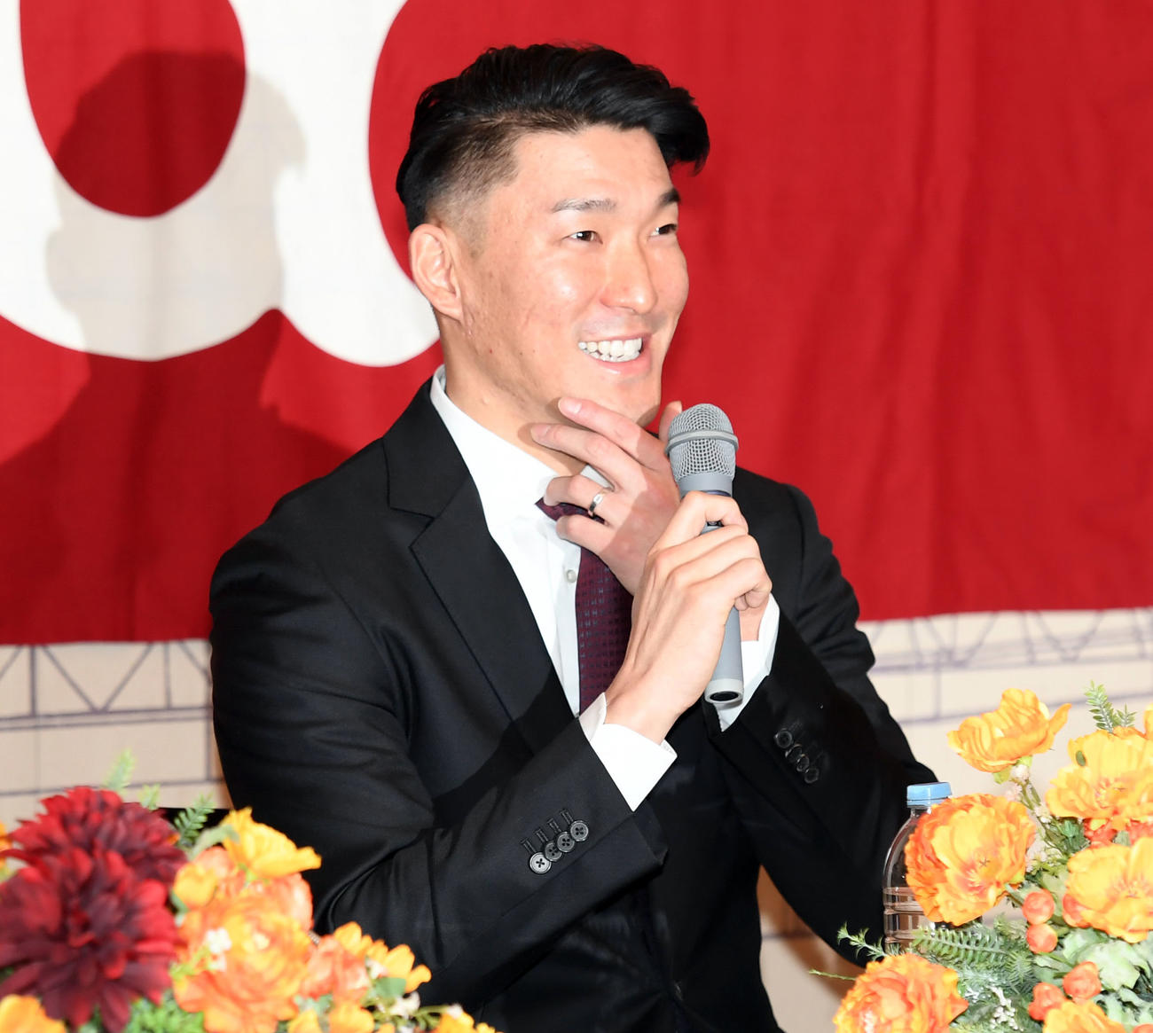 会見でトレードマークのひげを剃ったことを聞かれ、笑顔を見せる梶谷（撮影・たえ見朱実）