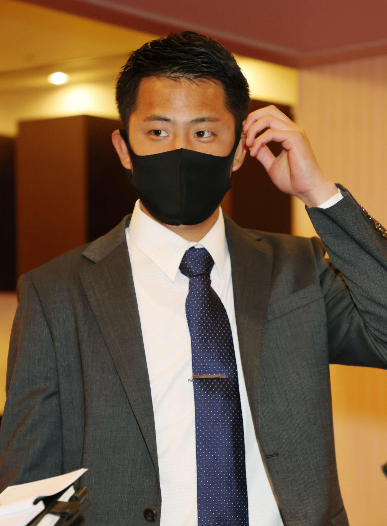 広島入りしたドラフト5位の行木（撮影・加藤孝規）