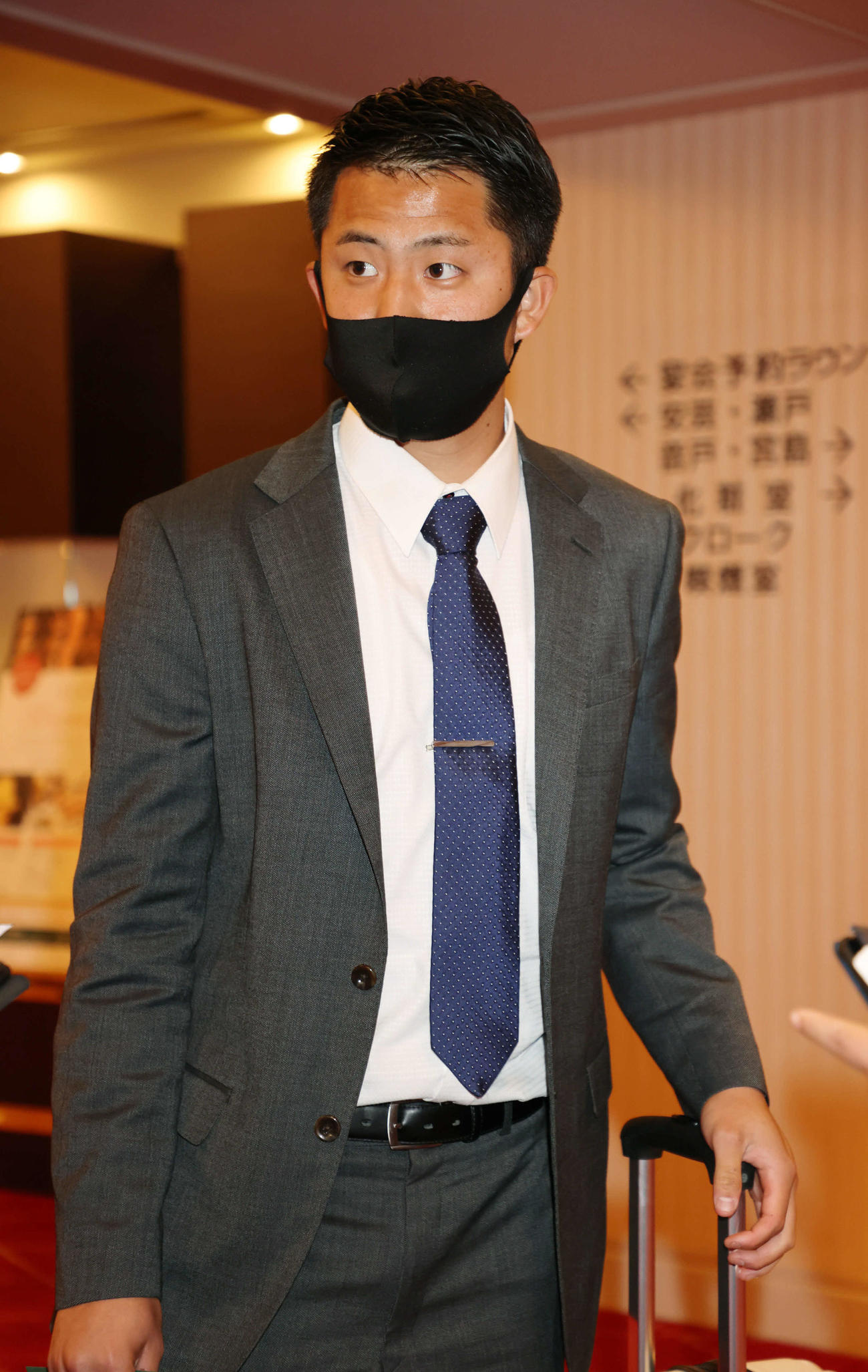 広島入りしたドラフト5位の行木（撮影・加藤孝規）
