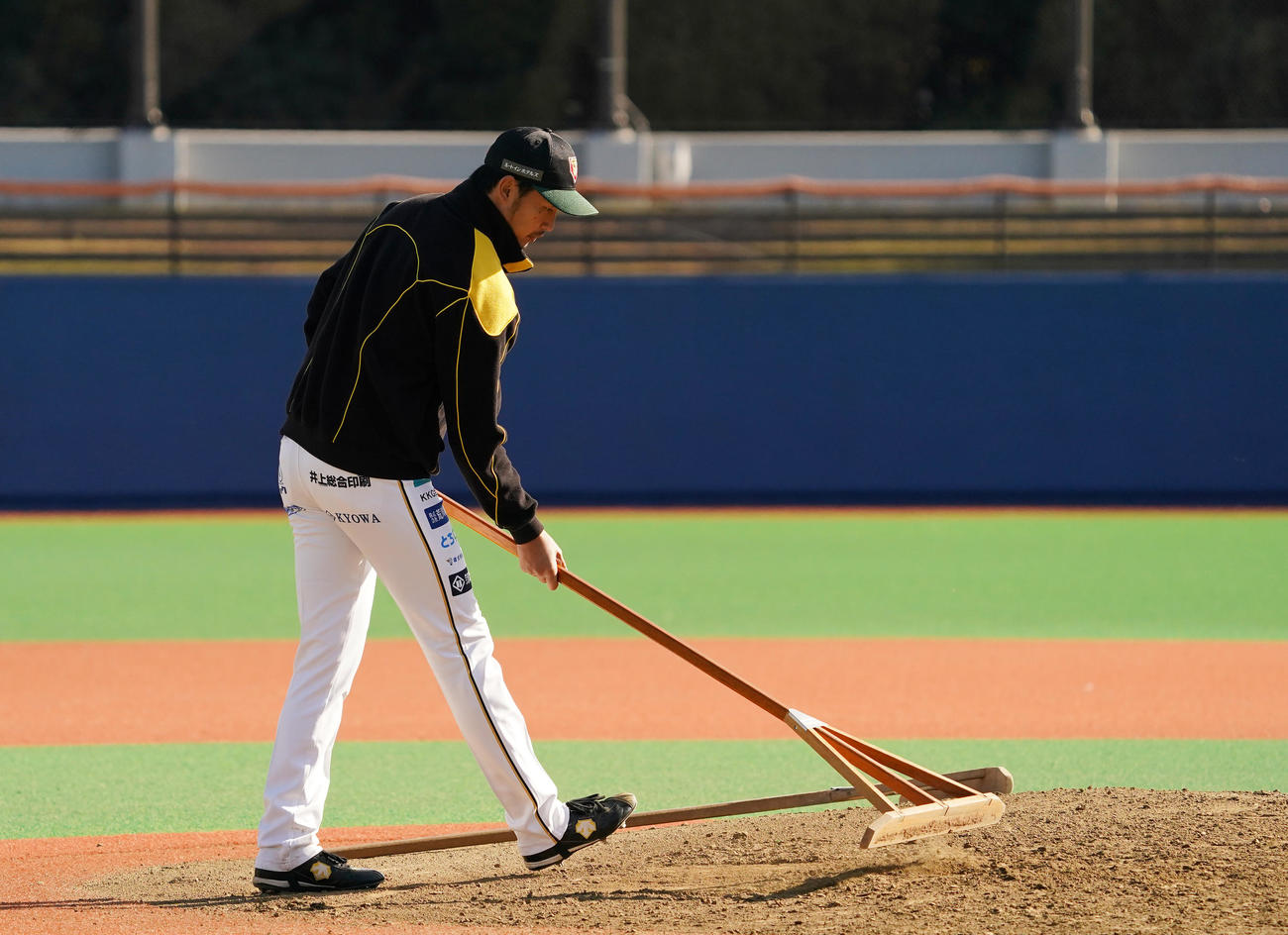 株式会社「日本晴れ」硬式野球部のセレクションに参加し、マウンドを整備する元ソフトバンクの巽（撮影・菅敏）