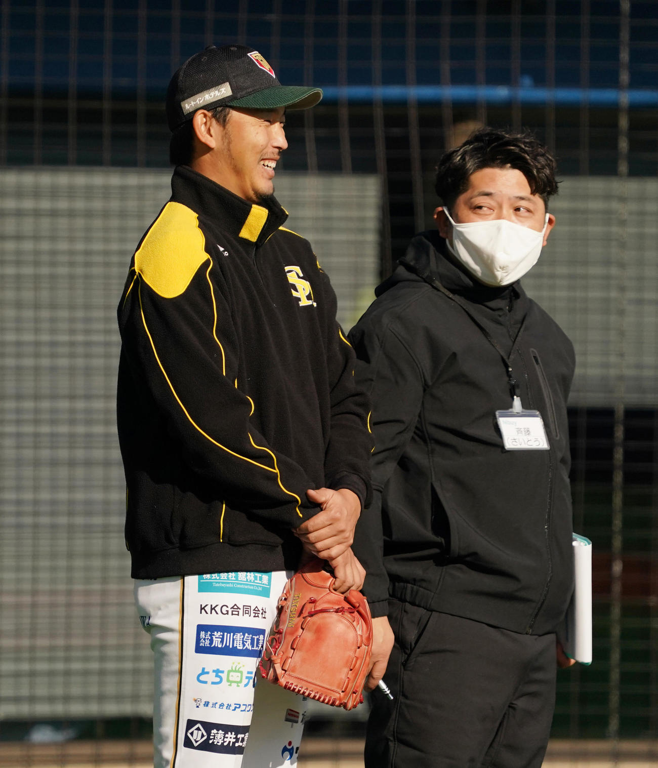 株式会社「日本晴れ」硬式野球部のセレクションに参加し、斉藤監督（右）と話す元ソフトバンクの巽（撮影・菅敏）