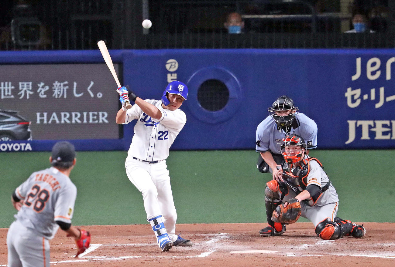 20年8月7日、巨人戦で中前適時打を放つ大野雄大　