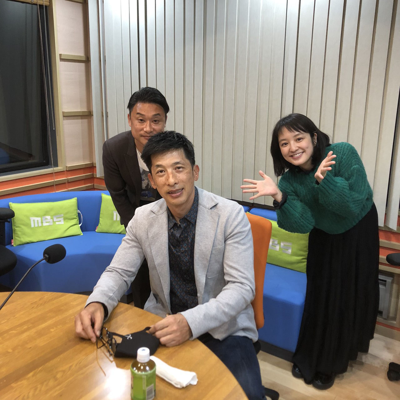 矢野燿大監督（手前）はMBSラジオ「マンデーベースボールパーク」に出演し、笑顔を見せる（球団提供）